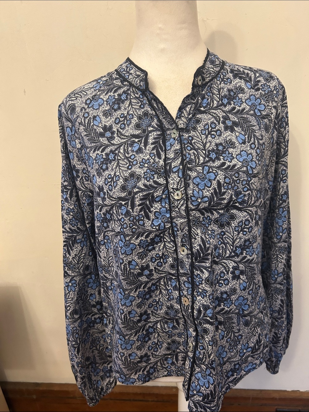 Evereve Blue Floral Long-Sleeve Henley collar blouse Size M EUC